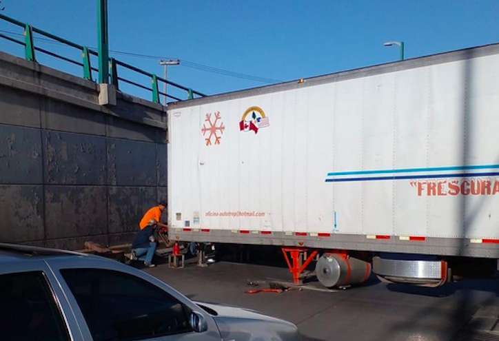 Caja de trailer provoca caos vial sobre la vialidad López Portillo