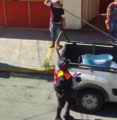 Captan a policias quitando placas de autos en calles de Coacalco 1
