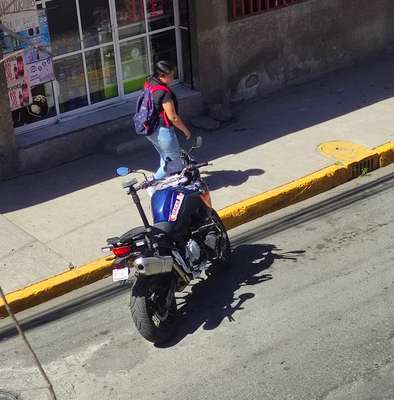 Captan a policias quitando placas de autos en calles de Coacalco 2