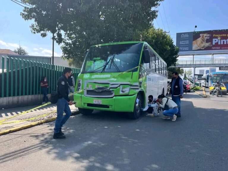 Conductor intenta huir tras arrebatarle la vida a una mujer en Toluca