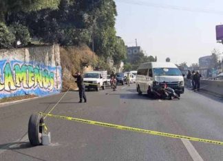 Fallece menor por impacto de transporte público y motocicleta en Naucalpan