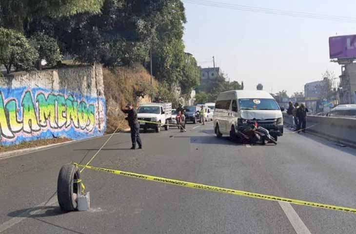 Fallece menor por impacto de transporte público y motocicleta en Naucalpan