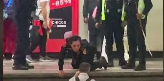 Hombre invidente cae a las vías del Metro y lo rescata una mujer policía