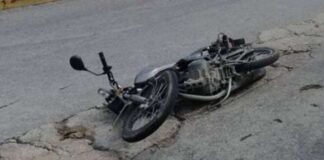 Impacto entre moto y auto en Nezahualcóyotl deja dos lesionados