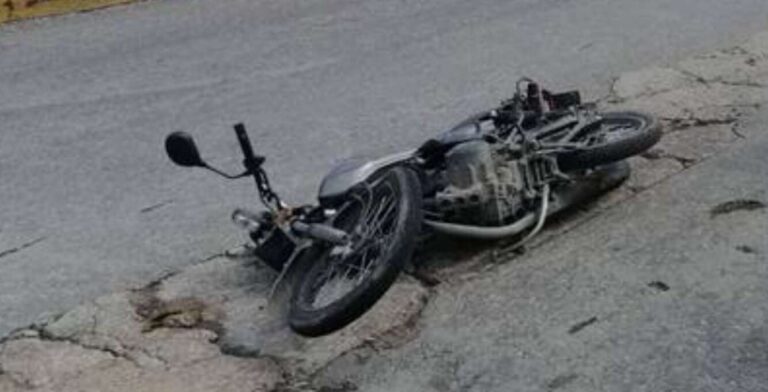 Impacto entre moto y auto en Nezahualcóyotl deja dos lesionados