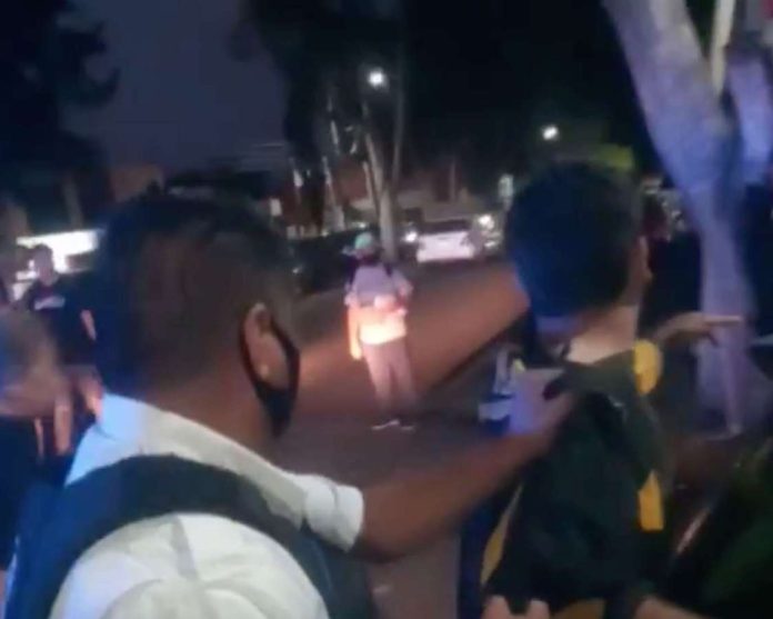 Joven pide ayuda a policías de Neza y es golpeado por ellos