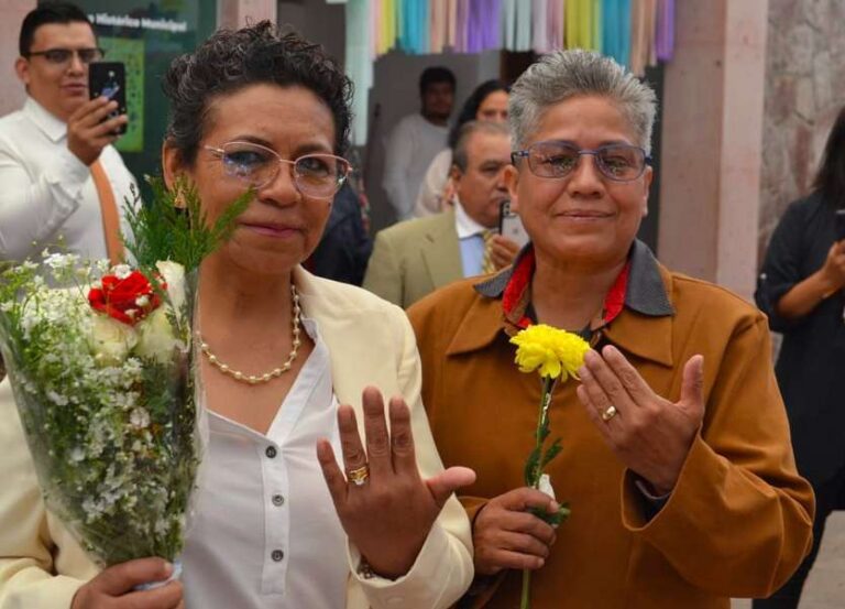 María y Leticia, la primera pareja del mismo sexo en casarse en Coacalco