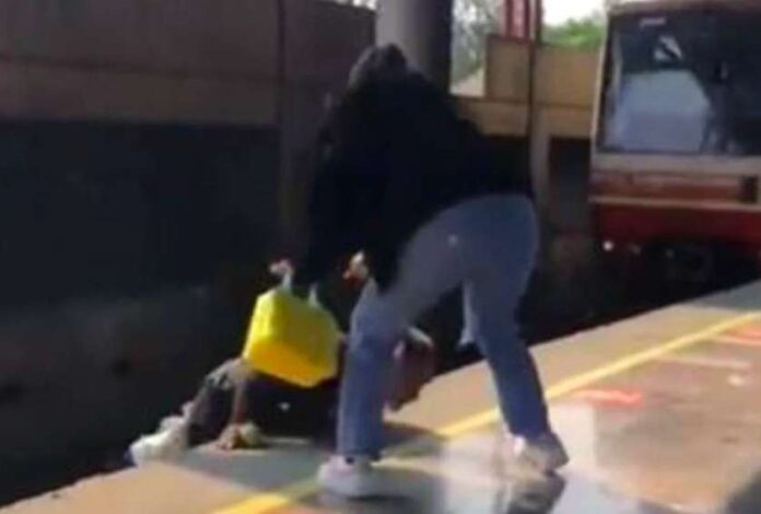 Mujer salva a indigente que estuvo a punto de ser aplastado por el Metro, en CDMX