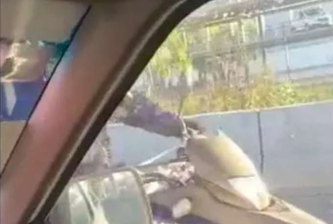 Policía de tránsito intenta extorsionar a conductor y golpea su auto
