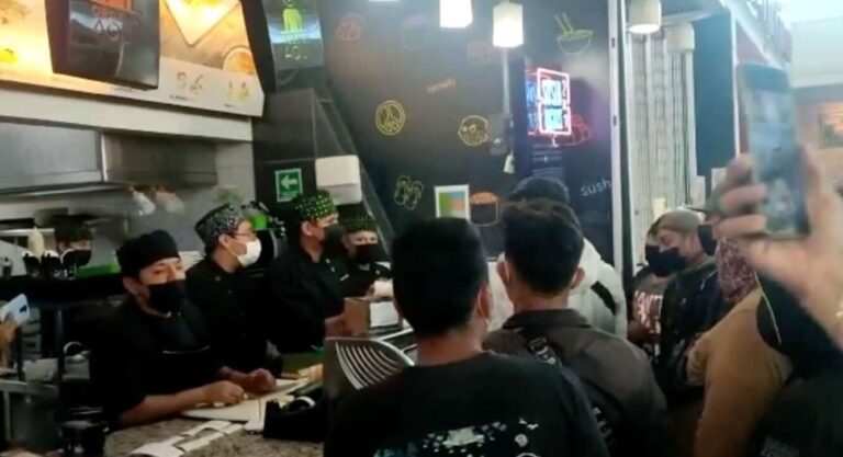 Repartidor de comida termina inconsciente tras discutir con empleados de SushiRoll en Ecatepec