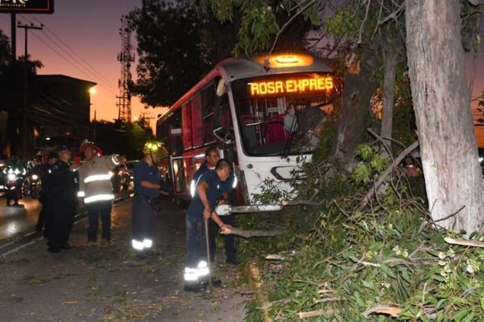 Reportan 10 personas lesionadas luego de accidente de Mexibús línea 2
