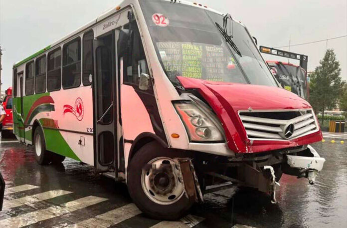 Se impacta camión de pasajeros y embiste a mujer en el centro de Toluca