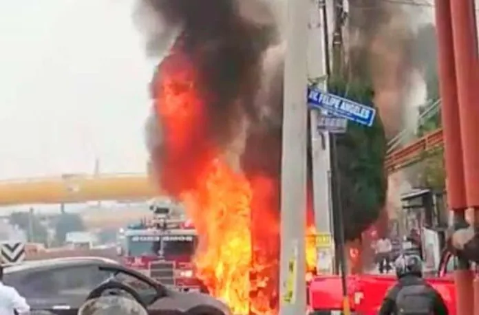 Se incendia auto en Valle de Chalco
