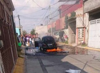Se incendia bochito en calle de Coacalco
