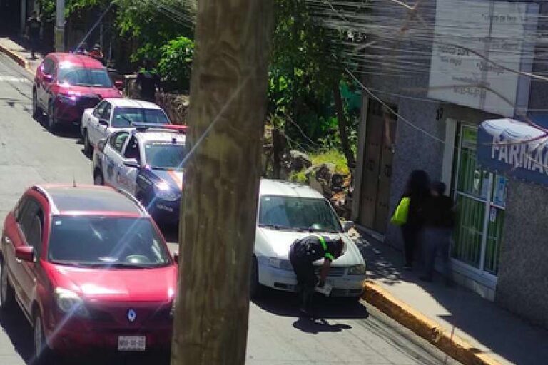 Usuarios reportan a policias por quitar placas en calles de Coacalco