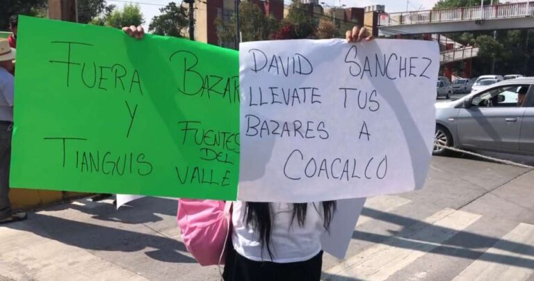 Vecinos en la López Portillo exigen a David Sánchez retirar bazares Navideños