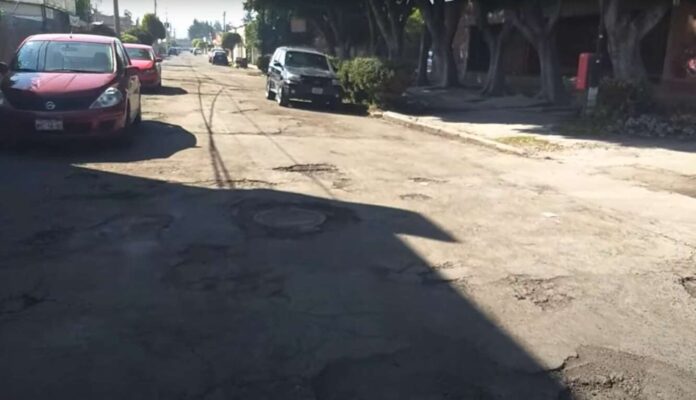 Baches por todos lados y calles mal reparadas en Coacalco
