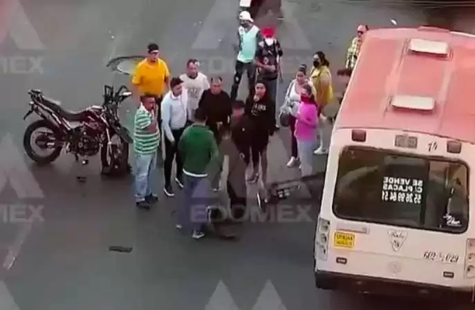 Conductor se lleva a motociclista y destroza puesto de barbacoa