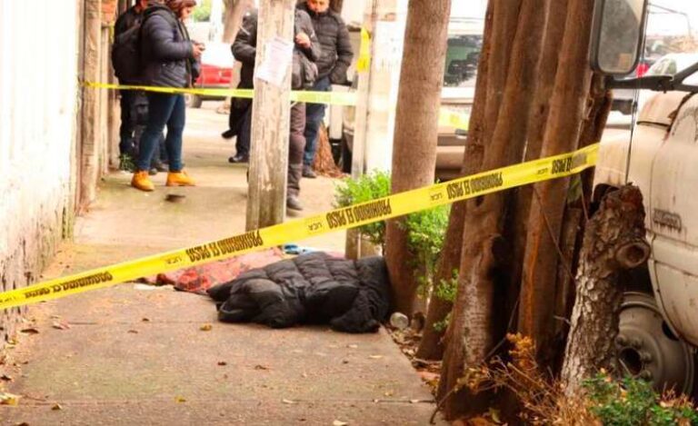 Hombre muere por hipotermia en calles de Naucalpan