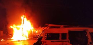 Incendio vial entre una pipa cargada con combustible y una unidad de transporte público en Coacalco