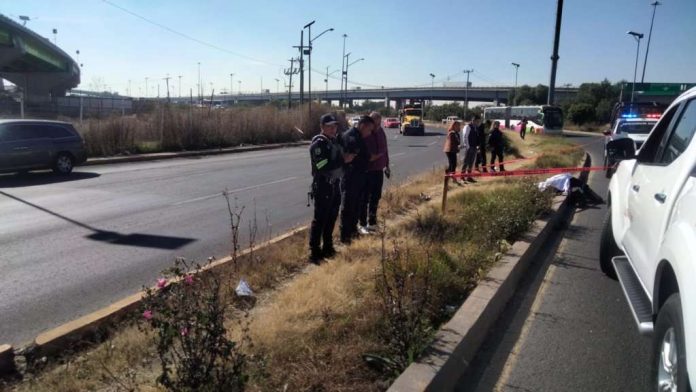 Jóven pierde la vida al intentar cruzar carril confinado en Ecatepec