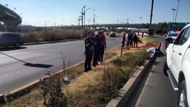 Jóven pierde la vida al intentar cruzar carril confinado en Ecatepec