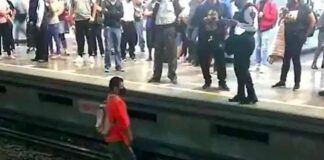 Se le pasan las copas a un hombre y cae a las vías del Metro