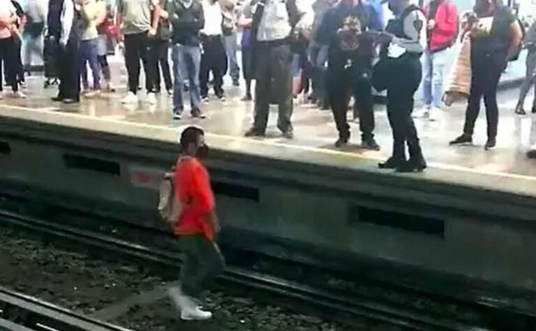 Se le pasan las copas a un hombre y cae a las vías del Metro