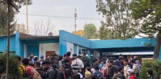 Alumnos desalojan CCH Naucalpan por detonación de petardos