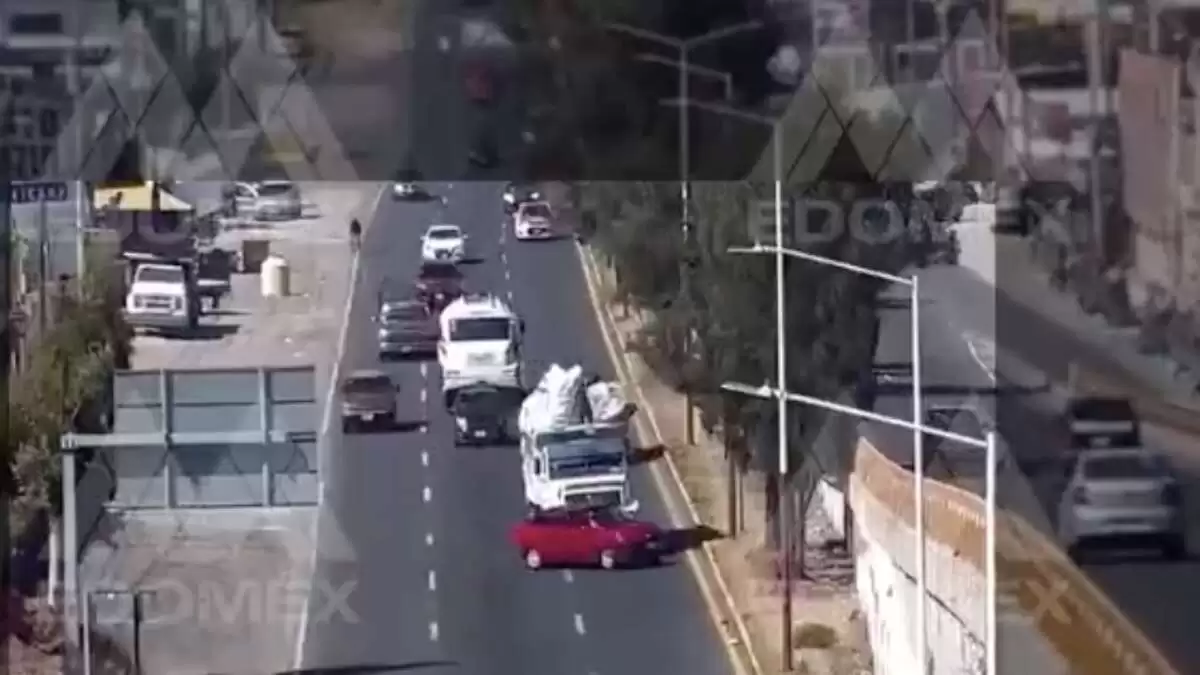 Captan momento exacto en que Auto se impacta contra camión de basura