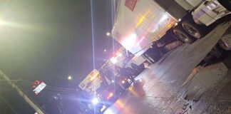 Choca trailer de carga pesada contra puente peatonal en Coacalco