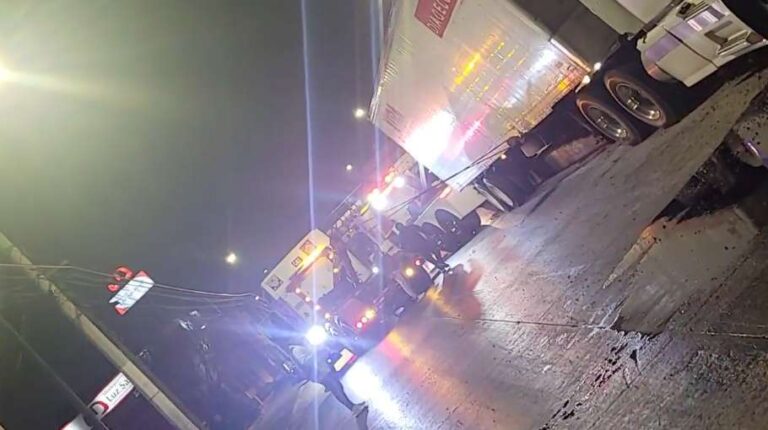 Choca trailer de carga pesada contra puente peatonal en Coacalco