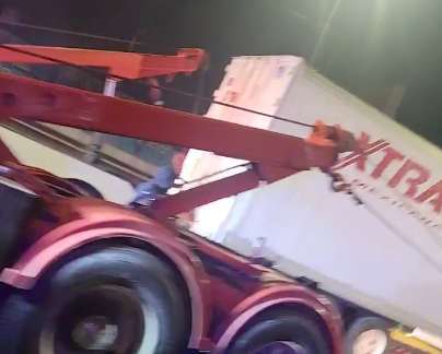 Choca trailer de carga pesada contra puente vehicular en Coacalco
