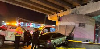 Conducto pierde el control y se estampa en estación de Mexibus en Coacalco