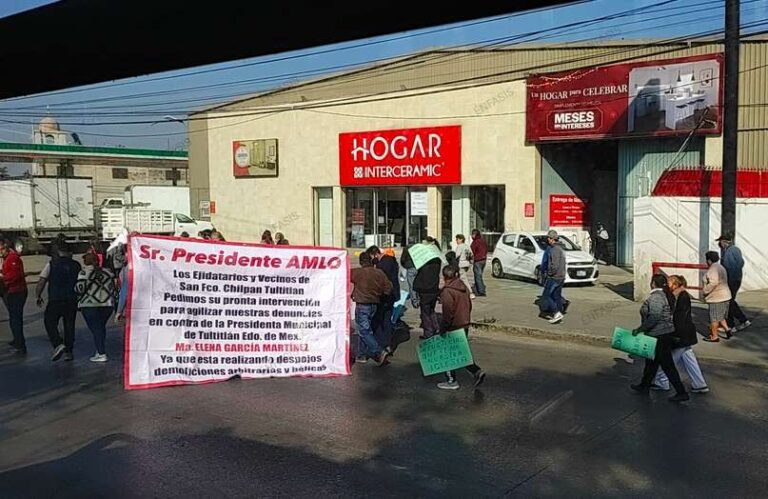 Ejidatarios bloquean la vialidad José López Portillo