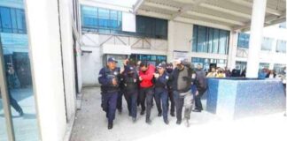 Ex Tesorero de Naucalpan fue recibido a huevazos y jitomatazos en la contraloría municipal