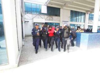 Ex Tesorero de Naucalpan fue recibido a huevazos y jitomatazos en la contraloría municipal