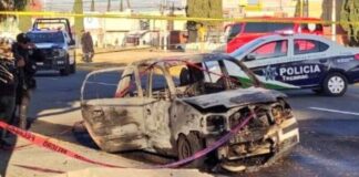 Incendian automóvil con una persona en su interior en Tecámac