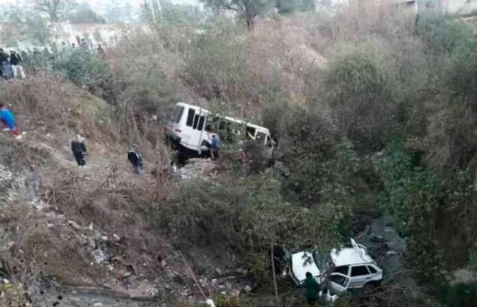 Microbús cae a barranco en Naucalpan; hay cuatro pasajeros pierden la vida