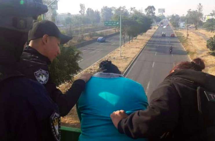 Policías salvan a mujer en puente en Neza