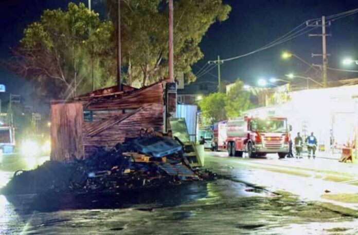 Se incendia camioneta con tarimas en calles de Neza