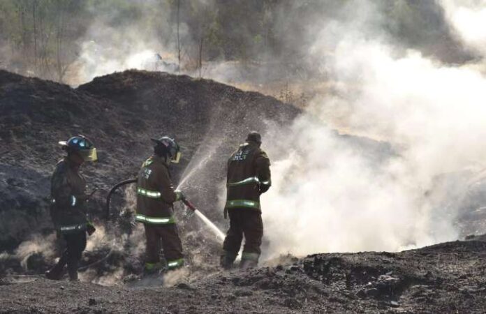 Sofocan bomberos de Coacalco incendio en tiradero clandestino