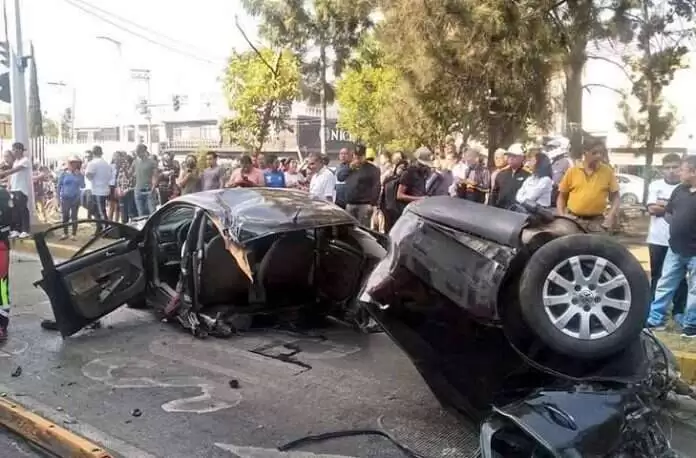 Vehículo se parte en dos; se registra fuerte accidente en calles de Neza
