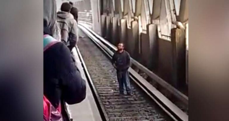 N hombre camina por las vías de la Línea 8 del Metro, causa caos