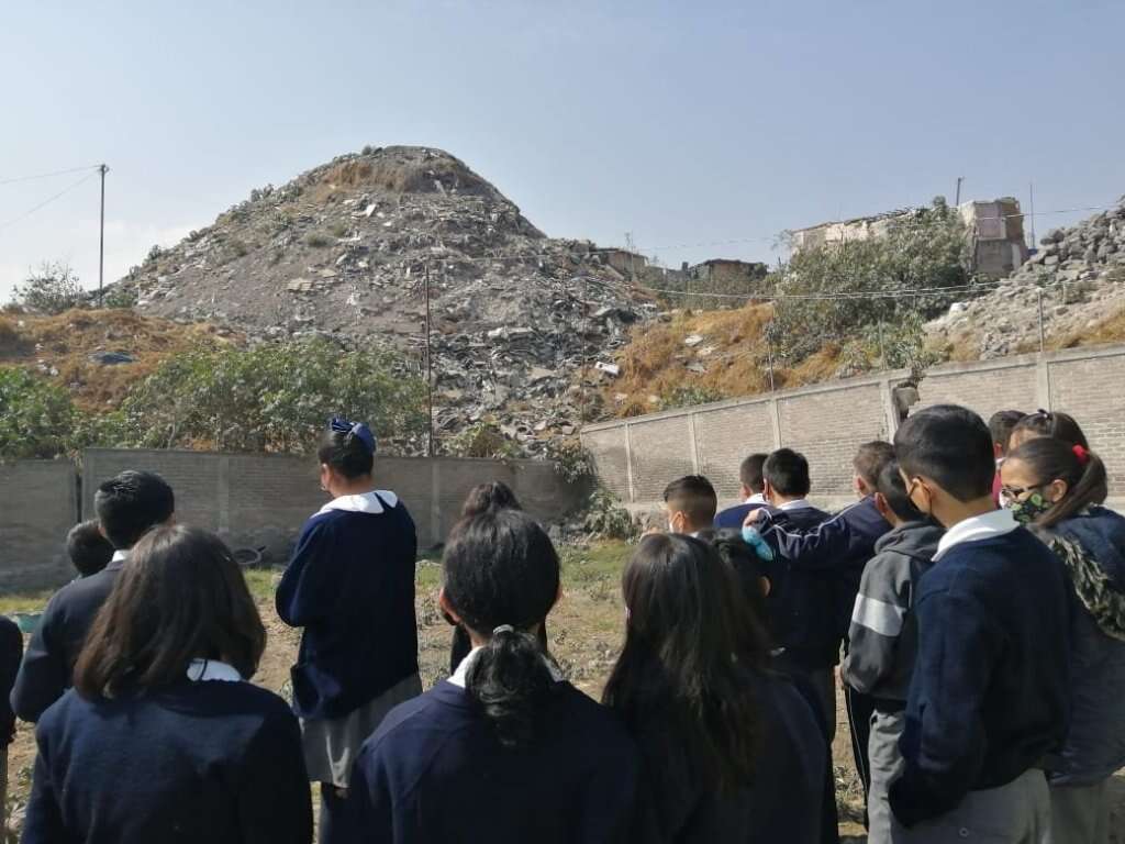Alumnos temen que montaña de basura ocasione desastre en escuela de Valle de Chalco 3