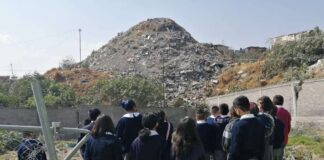 Alumnos temen que montaña de basura ocasione desastre en escuela de Valle de Chalco