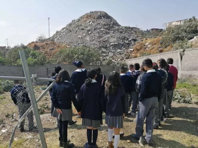 Alumnos temen que montaña de basura ocasione desastre en escuela de Valle de Chalco