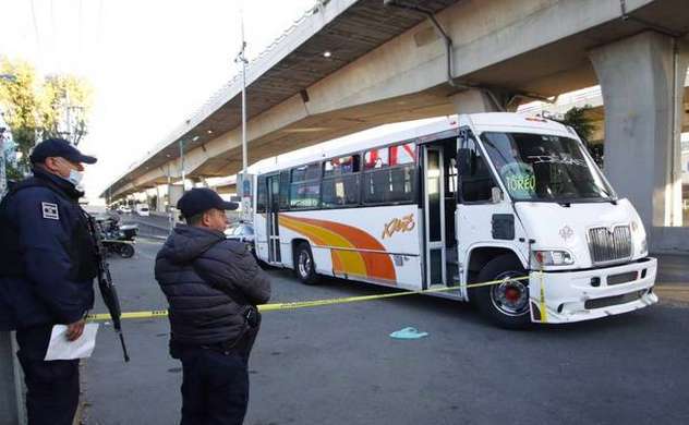 Asaltantes suben a autobús y matan a pasajero que se negó a cooperar, en Naucalpan