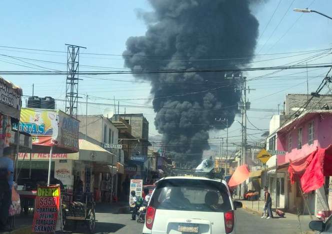 Fuego devora fábrica de plásticos en Ecatepec