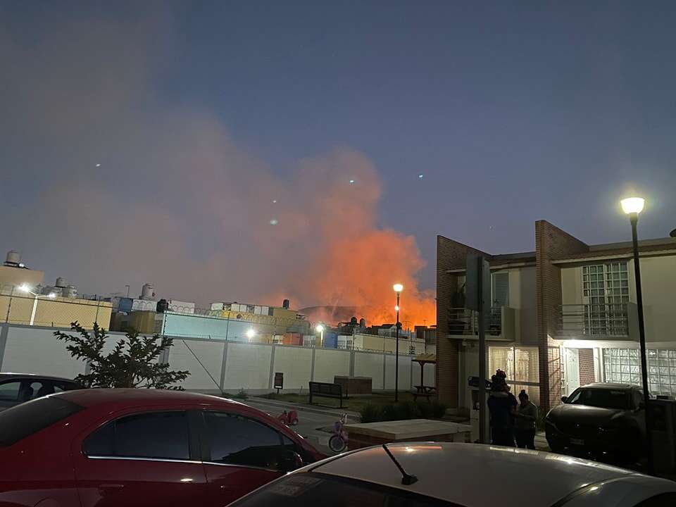 Fuerte incendio en terreno baldío de Coacalco moviliza a equipos de emergencia 3